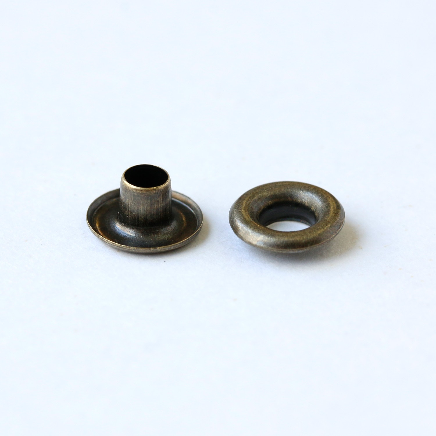 日本紐釦貿易 両面ハトメ #200 穴4mm アンティークゴールド 200組入 (ご注文単位1束)【直送品】