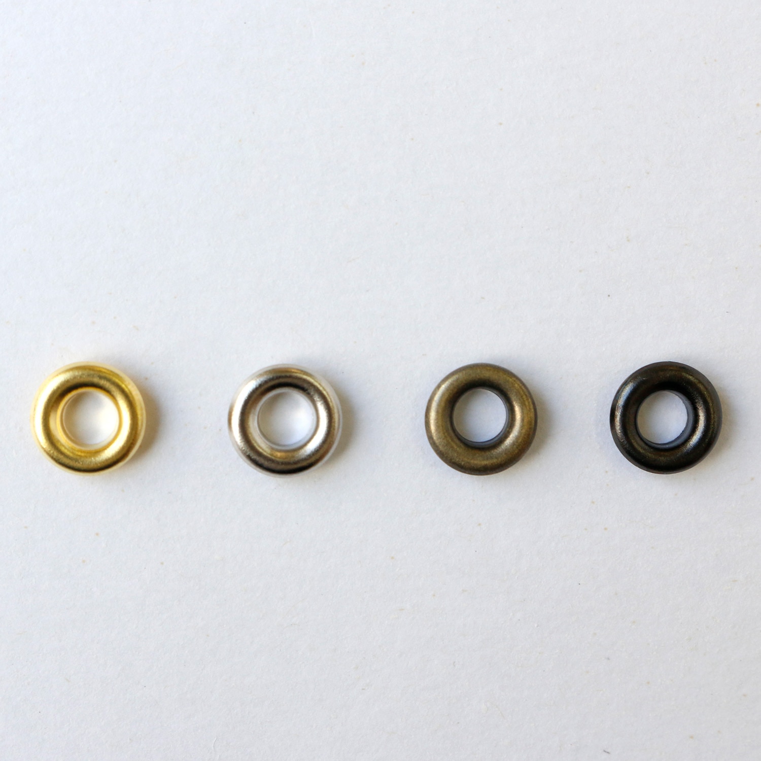 日本紐釦貿易 両面ハトメ #200 穴4mm アンティークゴールド 200組入 (ご注文単位1束)【直送品】