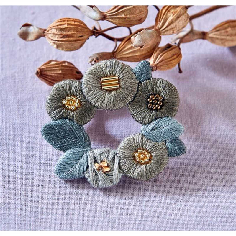 piece 刺しゅうキット k.omoNo fioret wreath brooch ブローチ kahki PHC-034-3 1個（ご注文単位1個）【直送品】