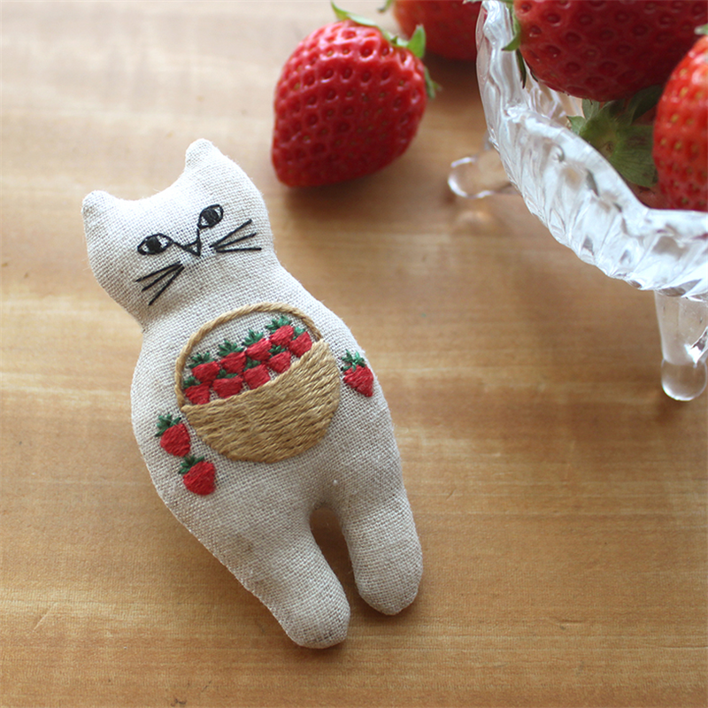 ピース(Piece) 刺しゅうキット 「nekogao ブローチキット」-いちごのバスケット- PHC-124-1 1袋(ご注文単位1袋)【直送品】