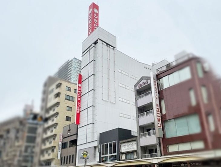 浅草に近い「合羽橋道具街」に面し、お店で必要とされるテイクアウト容器や、備品等を多数取り揃えた店舗です。<br>２Ｆと３Ｆが売場となっておりますので、業者様、一般のお客様問わず、入口奥のエレベーターよりお越し頂けます。また４Ｆはショールーム、特注品受付カウンターとなっており、新しいメニューや、お名入れ品をご検討されているお客様は是非お立ち寄りください。皆様のご来店心よりお待ちしております。