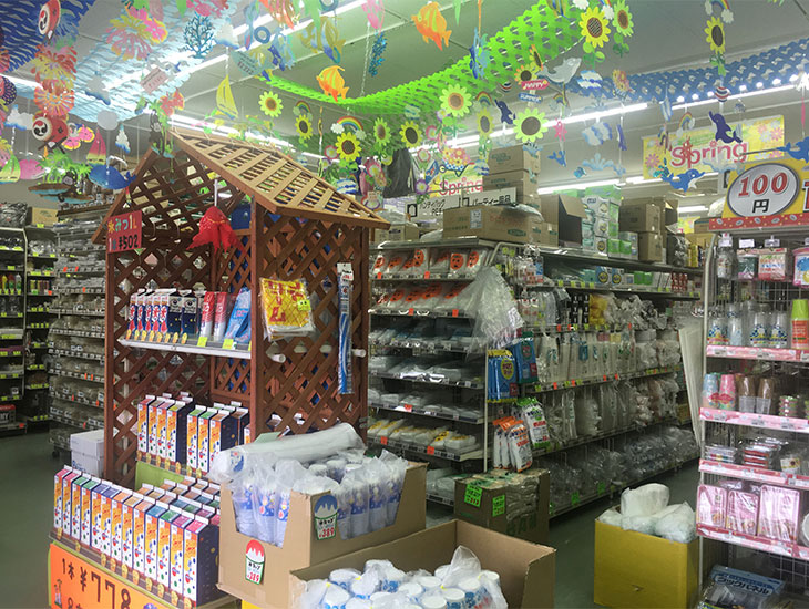 包装紙、リボン、ギフトBOX、事務用品、紙袋、ポリ袋、ゴミ袋、食品容器などありとあらゆる商品を種類豊富に取り揃えております。また季節に応じた商品も多数取り揃えております。ぜひご来店下さい。お待ちいたしております。