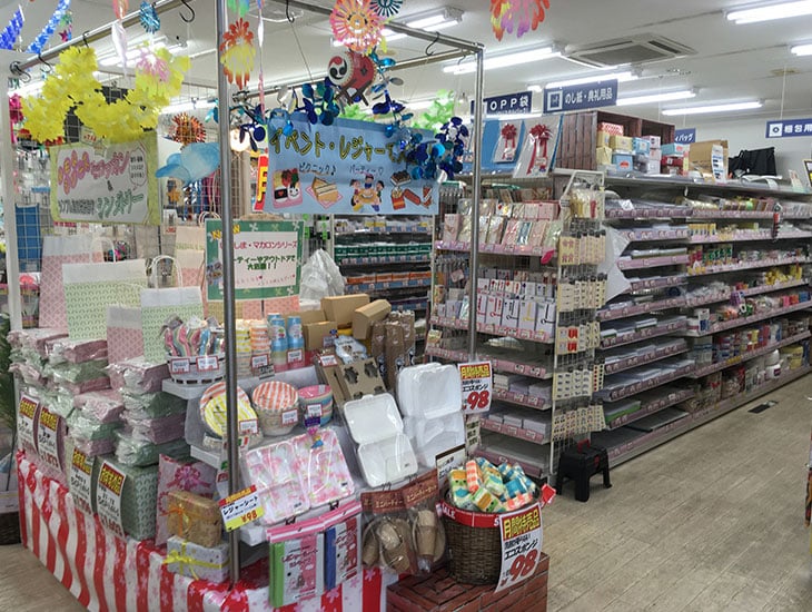 「包装用品のコンビニエンスストア」というコンセプトのもと、明るいショップイメージで、地域に密着したお店です。店舗も広く、会社や店舗で使用する業務用から、家庭で使用する個人用まで、あれこれ便利なアイテムを豊富に取り揃えて皆様のご来店をスタッフ一同心よりお待ちいたしております。