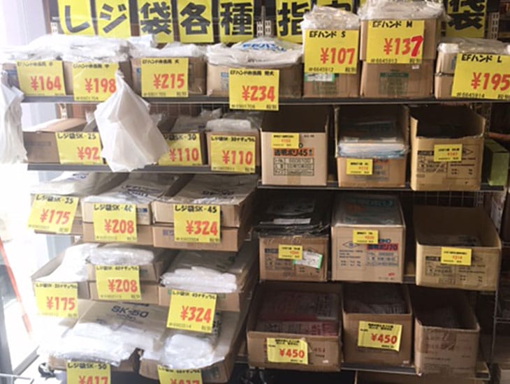 当店は、包装用品・食品容器など多数取り揃えております。また、配達のサービスでは、福岡市内￥3000以上、市内近郊￥5000以上から承っております。その他、別注の販促品や名入れ商品なども承っております。是非、ご来店下さい。
