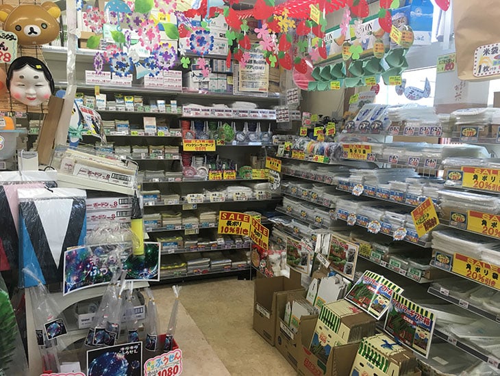 こんにちは！パッケージプラザマツバラです。当店では新商品をたくさん用意してお客様をお待ちしております。また業者様商品だけでなく、一般のお客様にもお買い求めやすいバラ売りもいたしますので、お気軽にご来店、お問い合わせ下さい。