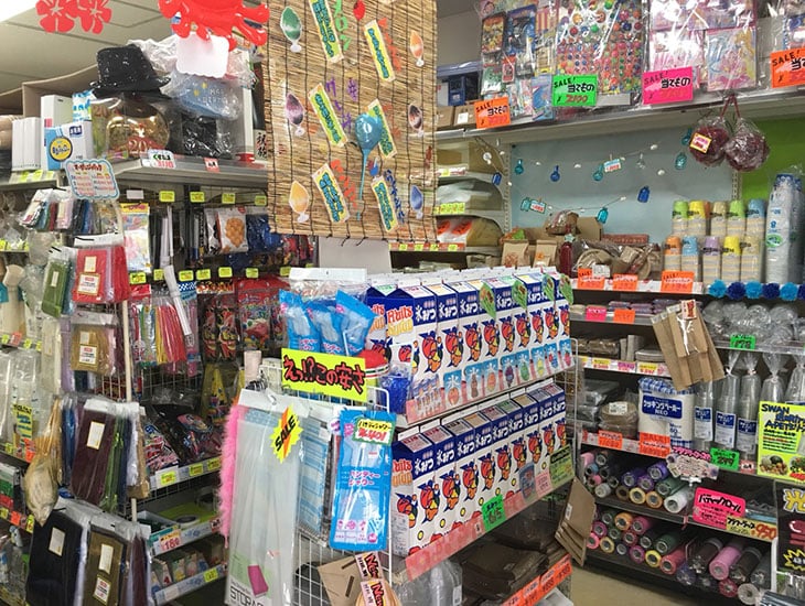 当店では多くのお客様に喜んでいただくために、いろいろな包装資材を取り揃えています。イベント等オリジナルのラッピングでたくさんの笑顔を見つけて見ては！！是非一度、ご来店下さい。