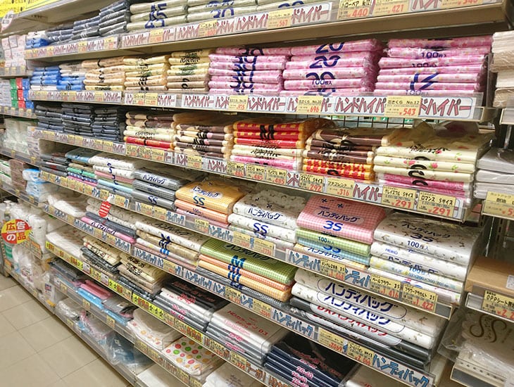 当店では「お客様に楽しんで頂ける」をモットーに店舗用品から日用品まで充実な品揃えをラインアップ！また、駐車スペースもご用意しております。スタッフ一同心よりご来店お待ちしております。