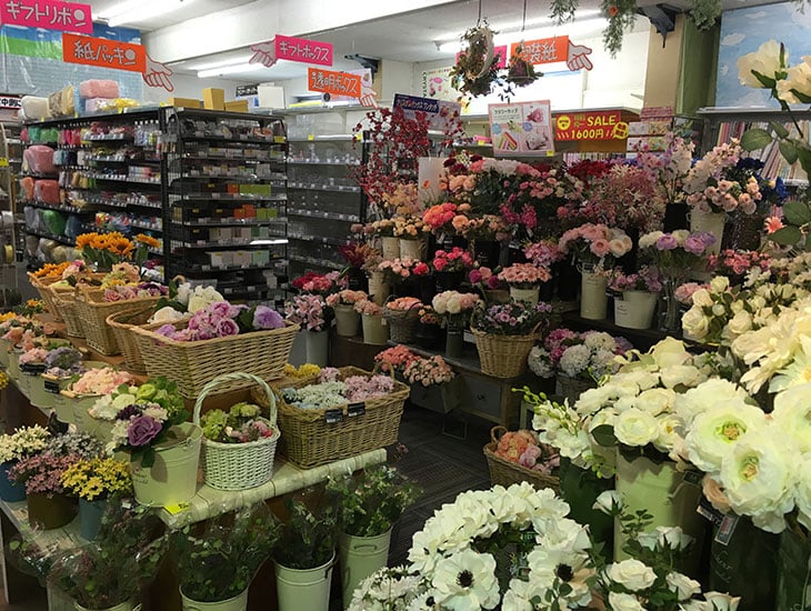 店内は季節の装飾品や包装資材、イベント用品を展開。２階売場では箱や包装紙、ギフト小物が勢揃い。特にリボンの種類の多さは圧巻です！<br>一般の方から業者の方までご利用頂ける楽しいお店です。皆様のご来店お待ちしております。