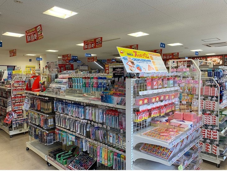 当店は、2024年11月29日に1階の一部にて「お菓子のデパートよしや西大路五条店」がオープン致しました。約300アイテムのお菓子を取り揃えております。従来取り扱いの包装資材・通販資材・食品包材は変わらず約18000アイテム以上、幅広く取り揃えております。3Ｆには、テイクアウト用品のサンプル展示場もご用意しており、実際に触ってお試し頂けます！皆様のご来店をお待ちしております。