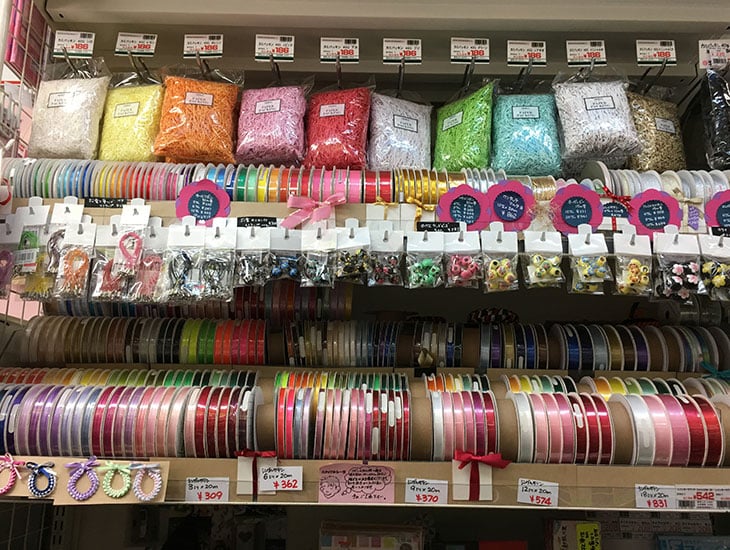 包装用品、食品包装資材、事務用品、イベント用品など様々な商品を扱うあれこれ便利なお店です。明るく笑顔で、スタッフ一同心よりお待ちしております。お近くへお越しの際は、ぜひご来店ください。