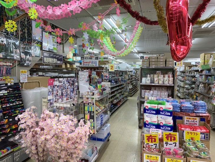 パッケージプラザ小岩店です。当店は、食品包材・包装用品・店舗用品・文具事務用品を豊富に取り揃えており、皆様のお役に立つ地域密着型店舗として、頑張ってまいります。また、アプリ会員・オンライン会員様を大募集しております。お得にお買い物いただけますので、スタッフ一同、皆様のご来店を心よりお待ちしております。