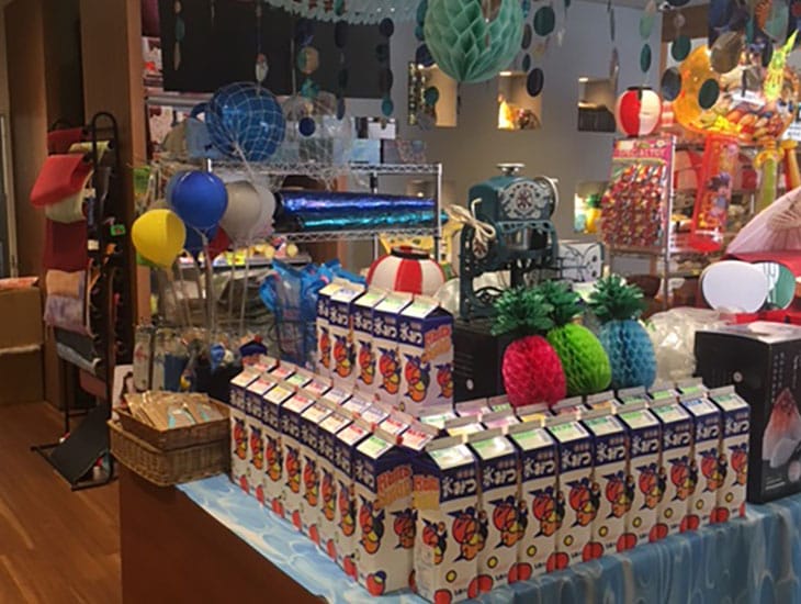 当店は、包装用品・食品容器など多数取り揃えております。また、配達のサービスでは、福岡市内￥3000以上、市内近郊￥5000以上から承っております。その他、別注の販促品や名入れ商品なども承っております。是非、ご来店下さい。