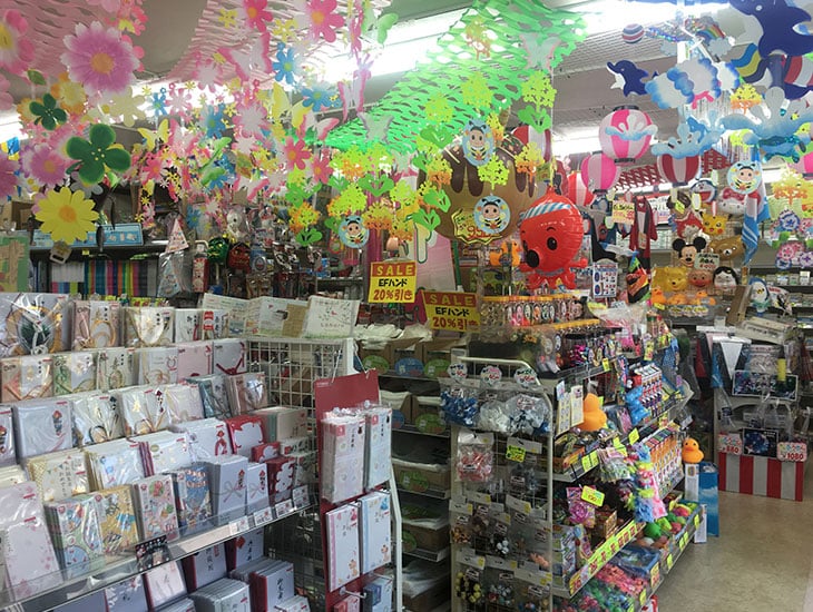 こんにちは！パッケージプラザマツバラです。当店では新商品をたくさん用意してお客様をお待ちしております。また業者様商品だけでなく、一般のお客様にもお買い求めやすいバラ売りもいたしますので、お気軽にご来店、お問い合わせ下さい。