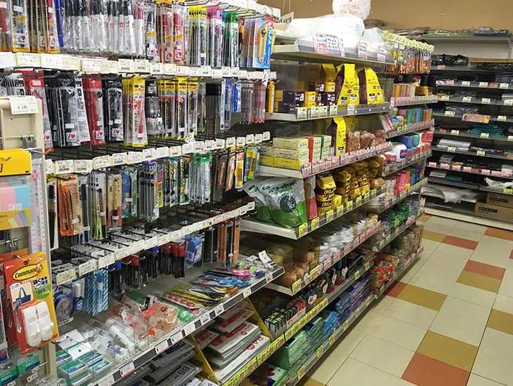 当店の取扱い商品を紹介致します。包装紙、リボン、紙袋、ポリ袋、文具、ペーパーカップ、紙皿、丼、フードパック、輪ゴム、茶びん、紙箱、各種ひも類、店飾、ポスター、シール他。ラッピング用品をお探しの方は、是非お気軽にお立ち寄り下さい。