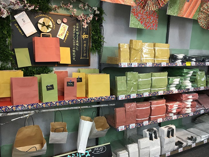 店内は季節の装飾品や包装資材、イベント用品を展開。２階売場では箱や包装紙、ギフト小物が勢揃い。特にリボンの種類の多さは圧巻です！<br>一般の方から業者の方までご利用頂ける楽しいお店です。皆様のご来店お待ちしております。