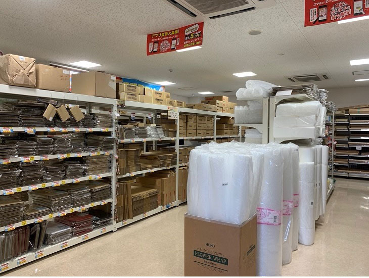 当店は、2024年11月29日に1階の一部にて「お菓子のデパートよしや西大路五条店」がオープン致しました。約300アイテムのお菓子を取り揃えております。従来取り扱いの包装資材・通販資材・食品包材は変わらず約18000アイテム以上、幅広く取り揃えております。3Ｆには、テイクアウト用品のサンプル展示場もご用意しており、実際に触ってお試し頂けます！皆様のご来店をお待ちしております。