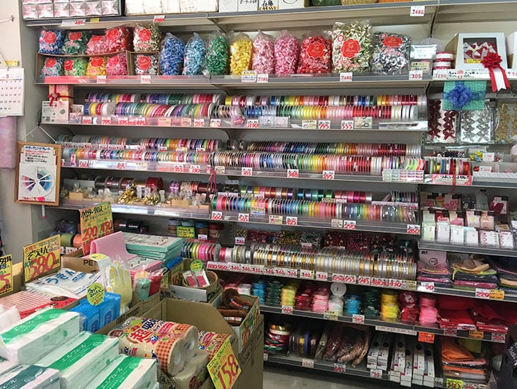 ただ今、当店ではこれからの季節にぴったりの商品が続々と入荷中です。見逃せないお値打ち品と、専門店ならではの豊富な品揃えでみなさんのお越しをお待ち致しております。取扱い商品に関するお問い合わせも丁寧にお答えします。是非一度御来店下さい。