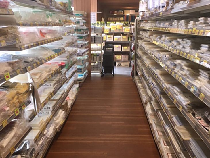 当店は、包装用品・食品容器など多数取り揃えております。また、配達のサービスでは、福岡市内￥3000以上、市内近郊￥5000以上から承っております。その他、別注の販促品や名入れ商品なども承っております。是非、ご来店下さい。
