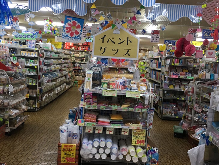 国道403号線沿いの三条市寄りにマルサンはあります。そこで幟やビニール幕、一文字POPなどでアピールしています。店内では季節や行事に合わせた商品やラッピング用品、生活雑貨などたくさんそろっていて楽しいお店です。ぜひ御来店ください。