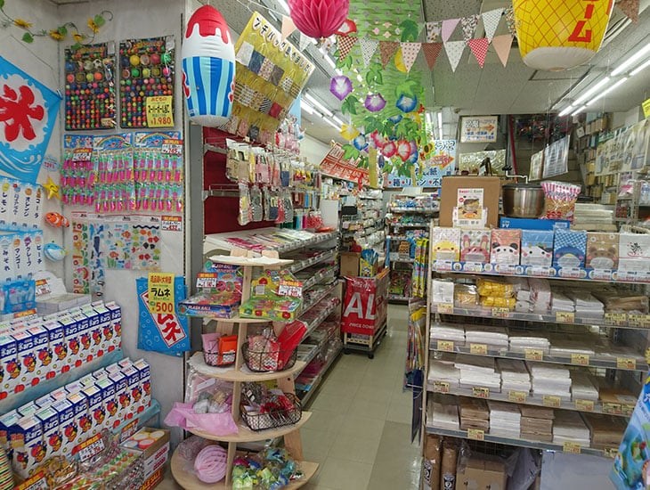 当店では「お客様に楽しんで頂ける」をモットーに店舗用品から日用品まで充実な品揃えをラインアップ！また、駐車スペースもご用意しております。スタッフ一同心よりご来店お待ちしております。