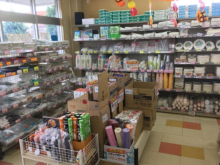 当店の取扱い商品を紹介致します。包装紙、リボン、紙袋、ポリ袋、文具、ペーパーカップ、紙皿、丼、フードパック、輪ゴム、茶びん、紙箱、各種ひも類、店飾、ポスター、シール他。ラッピング用品をお探しの方は、是非お気軽にお立ち寄り下さい。