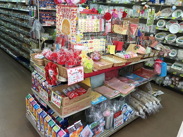 『水の都西条』、伊予西条駅近く、赤い看板のお店です。目指すは「もっと楽しく、もっと便利にあなたを満足させたい」 イベント用品、ラッピング資材、食品包材、事務用品等々あれこれ楽しいお店です。ご来店お待ちしております。